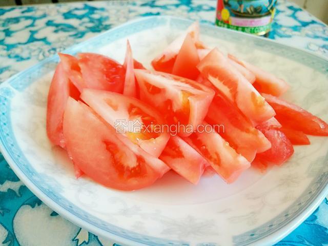 西红柿洗净，切块盛入盘里备用。