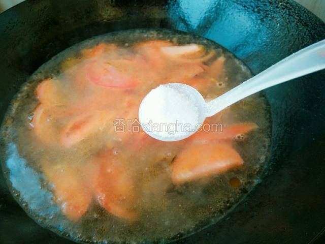 西红柿翻炒出汁后倒入适量的饮用水，再加1勺盐搅拌均匀。