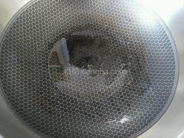 热锅倒适量食用油，