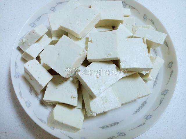 豆腐洗干净切块。