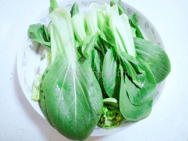 青菜掰成一片一片，洗干净。