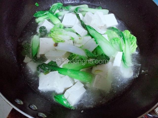 炒软后放入豆腐，撒点盐，盐要撒在豆腐上，加水。