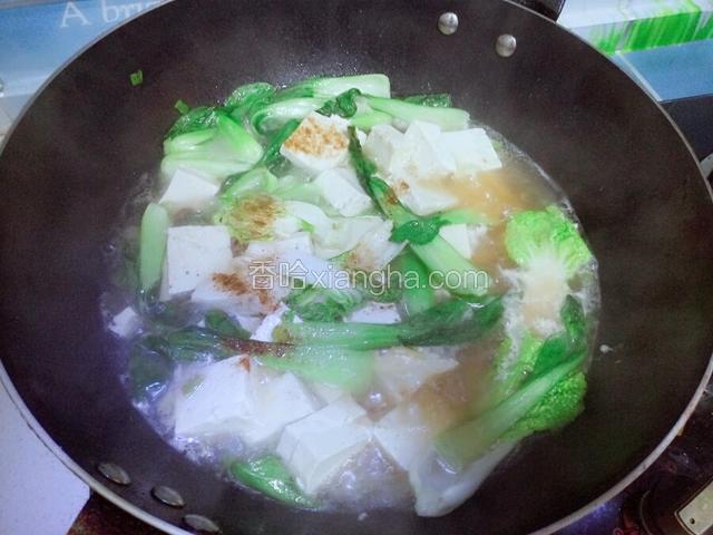 加调料，李锦记生抽，豆瓣酱，盖上锅盖，炖煮。