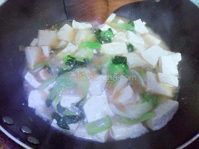 炖至豆腐入味就可以了，加点鸡精出锅。