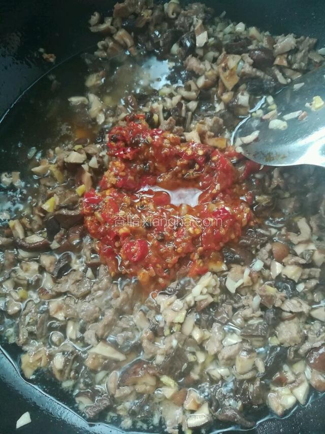 此时倒入豆瓣酱一小碗，开大火炒十分钟左右。（豆瓣酱水分比较多）
