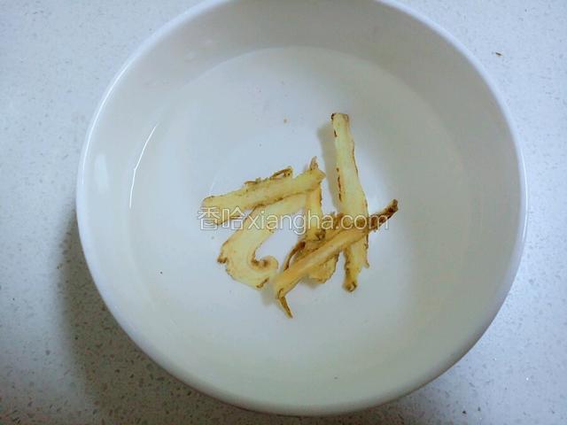 干当归片，洗干净，泡水，大概二十分钟。