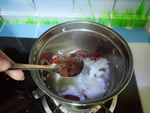 鸡蛋煮熟后加入一勺红糖，根据自己口味，可多可少。