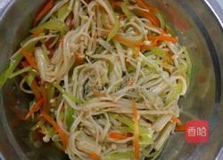凉拌彩蔬金针菇的做法图解8