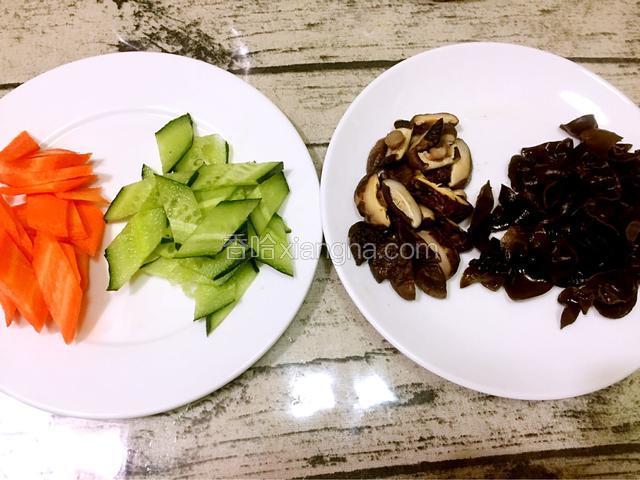 胡萝卜、黄瓜切菱片，木耳切小块，香菇切片备用
