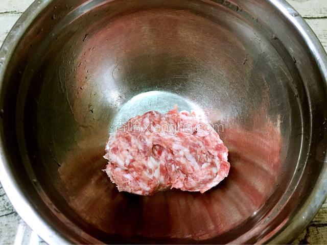 猪肉用料理机打成泥，