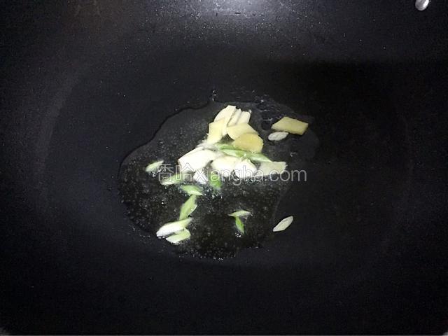 锅中倒入适量油烧热后放入蒜姜葱爆香