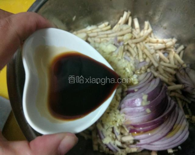 用一个大一点的容器装鱼腥草根，洋葱，蒜蓉，姜容先淋上橄榄油，接着倒入李锦记天成一味酱油