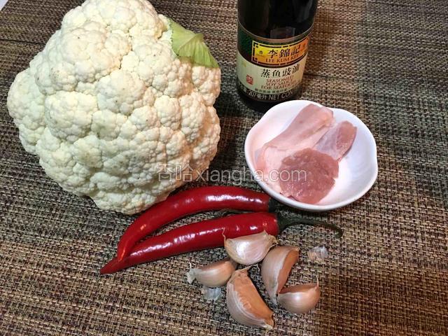 准备所需食材和李锦记蒸鱼豉油