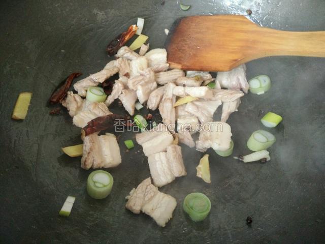 接着放进肉肉翻炒，葱花要一起放进来，方便炒出香味
