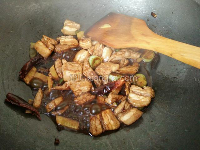 炒到肉肉变色变白，就要放进李锦记酱油了，同时放几滴蚝油，翻炒肉肉几分钟
