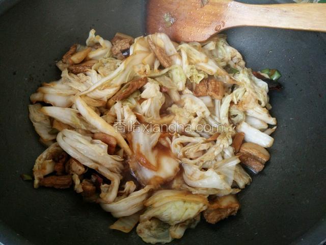 白菜炒软后，加少许水炖白菜，要盖锅盖5分钟就可以了