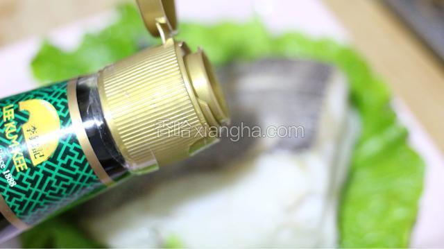 蒸好后，倒入李锦记蒸鱼鼓油
