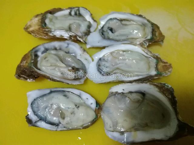 生蚝洗干净，控干水
