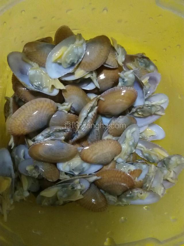 花甲过水，待花甲张口，关火出锅，冲洗的时候掰去一半的壳，控干水备用