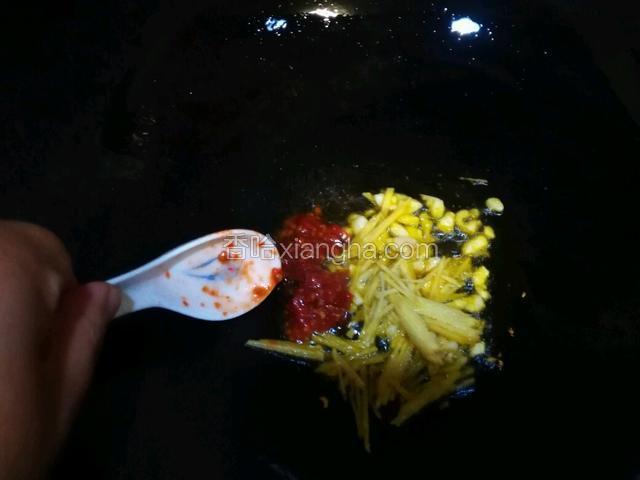热油锅下蒜蓉，姜丝爆香，放入李锦记蒜蓉辣椒酱，搅拌均匀
