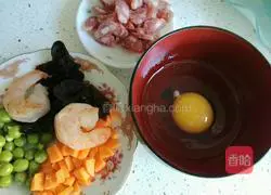Illustration of how to make assorted fried rice with colorful shrimps 1