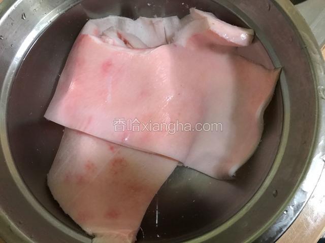 猪皮一大块，洗净后用清水泡1-2个小时。
