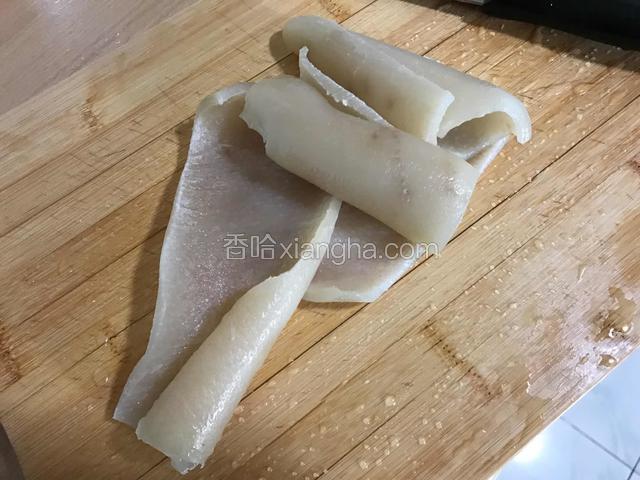 处理好的猪皮用清水洗净。