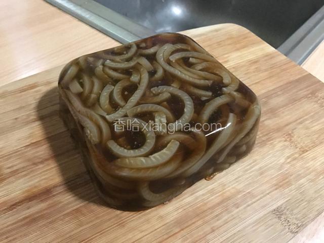 取出完整的肉皮冻，切成1CM左右见方的小块。