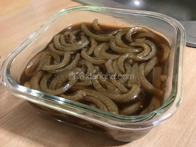 第二天想吃的时候从冰箱取出，用刀子紧贴着容器的四边划一圈，顺着一撬底部，整块肉皮冻就会完整地与容器分离了。