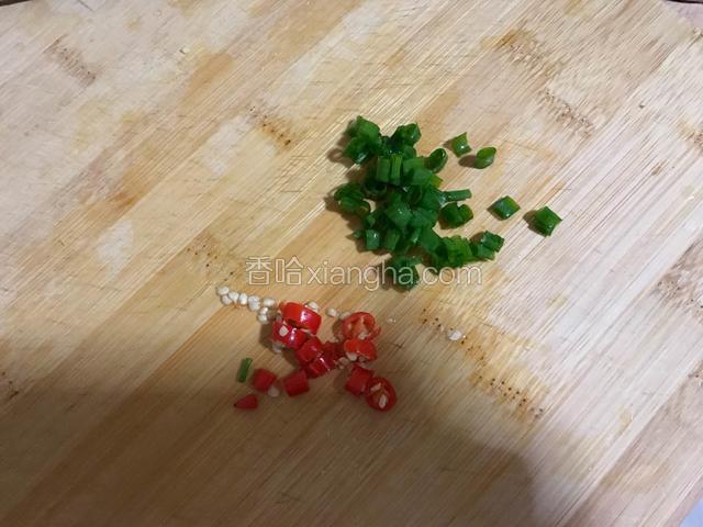 香葱、新鲜红辣椒切碎末。