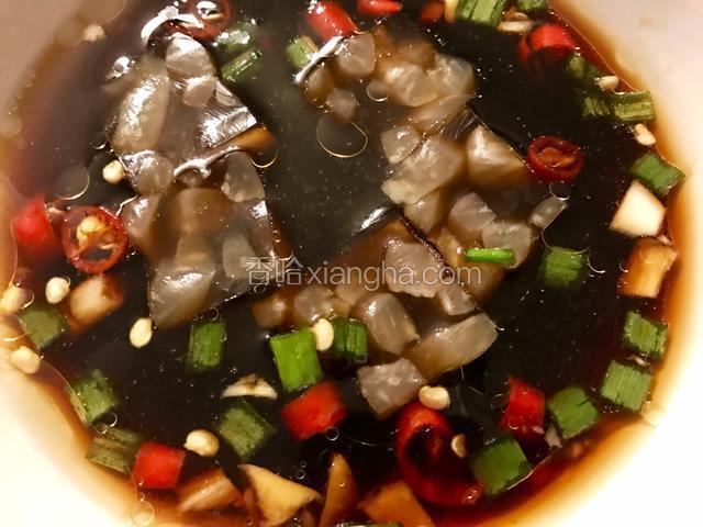 肉皮冻放入蘸料中蘸一下取出后吃，味道极赞。