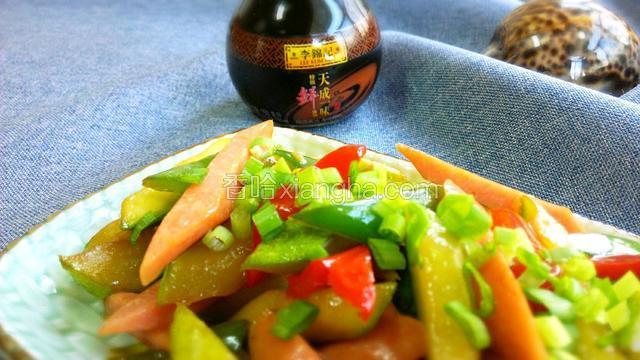 盛盘、撒香葱叶即可