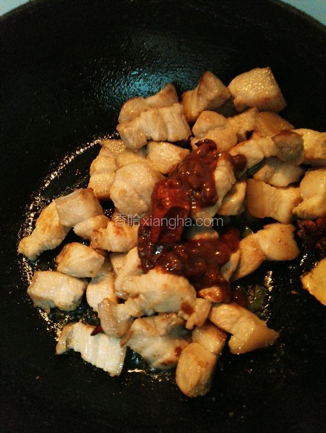 倒入李锦记黄豆酱，卤水汁，酱油和腐乳翻炒均匀