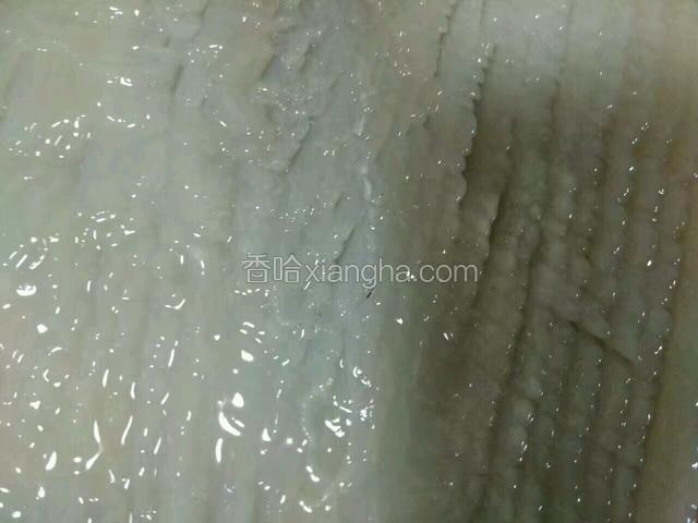 鱿鱼先切十字画刀，再切块