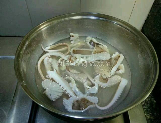 鱿鱼过水，捞起备用