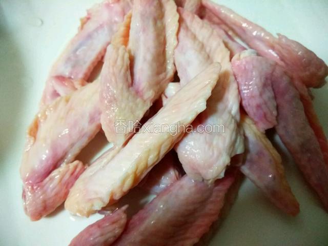 鸡翅尖洗干净备用