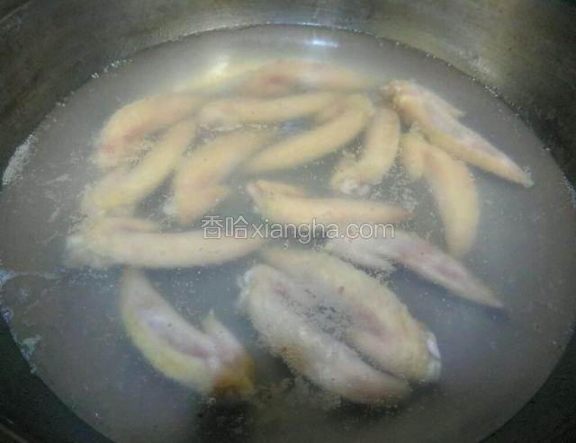 鸡翅尖过水，去腥味