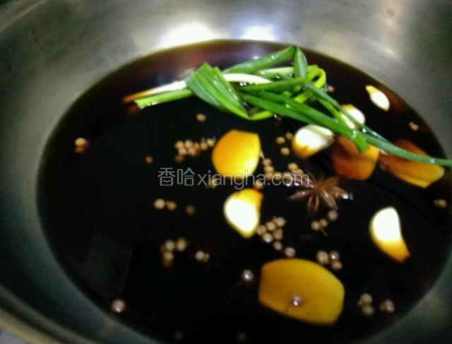 把调好的卤水汁大火煮滚