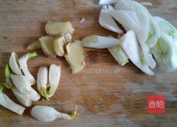 香菇炖鸡腿的做法图解4