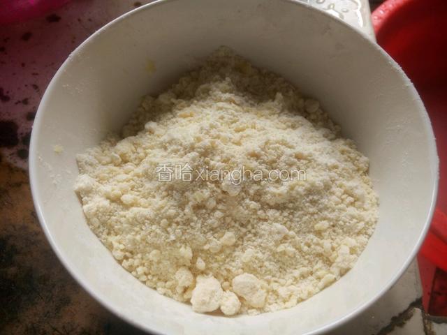 筛入面粉，糖粉。再加入水混合均匀