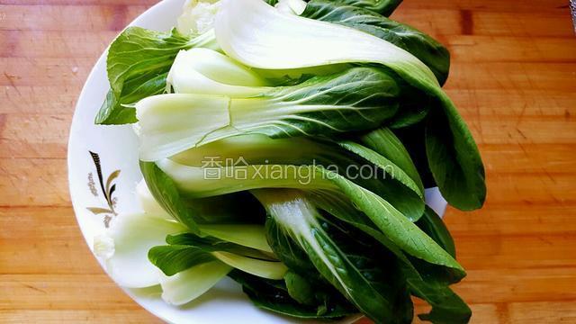 油菜洗干净控水备用！