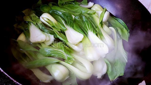 锅中加入适量的水开锅后把油菜放入！再次开锅把油菜开出来用凉水泡一会！