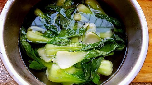 这是焯水后的油菜！