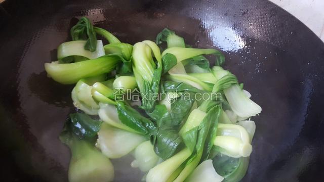 接着放入油菜翻炒一会！