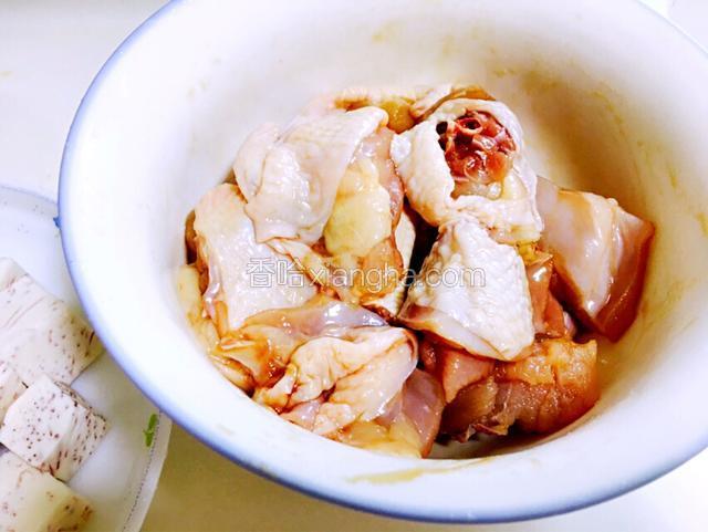 搅拌均匀后腌制10分钟备用。