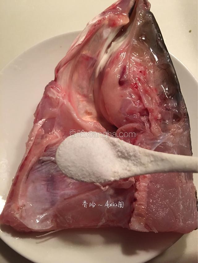 鱼头处理干净，去除黑膜，用盐抹均匀静止15分钟左右。