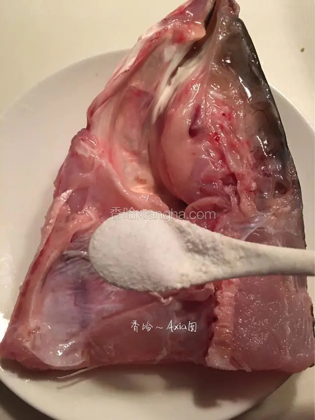 鱼头处理干净，去除黑膜，用盐抹均匀静止15分钟左右。