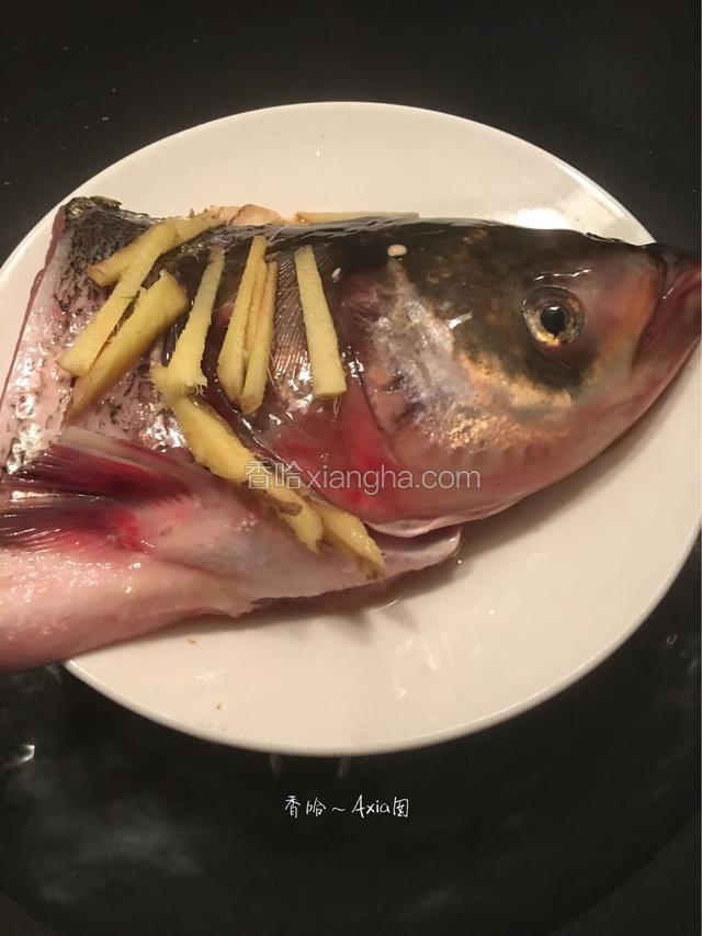 待水烧开，放鱼头蒸十分钟左右