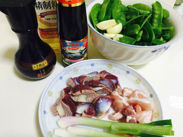 准备好食材，荷兰豆、鸡珍、脆肉、葱白、蒜瓣、料酒、李锦记蚝油和李锦记特级鲜酱油。