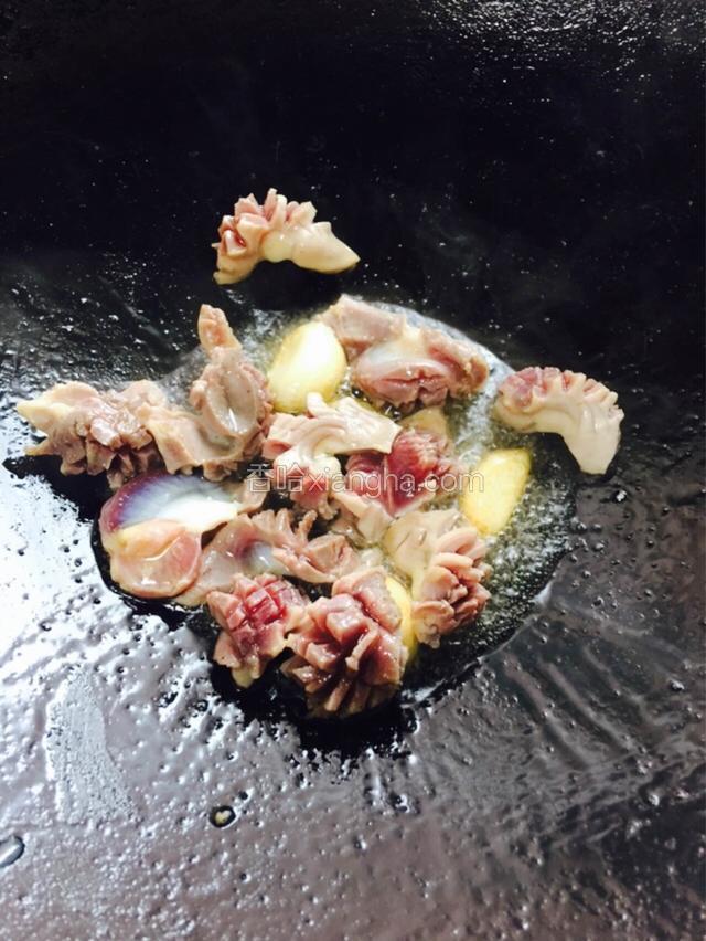 放入鸡珍炒至5成熟